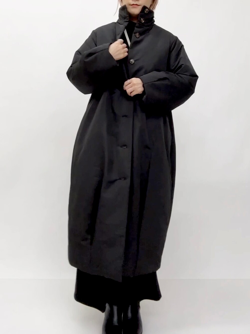 ブラック系のダウンジャケット/コートを着用したレディースの冬コーディネートの2枚目の写真