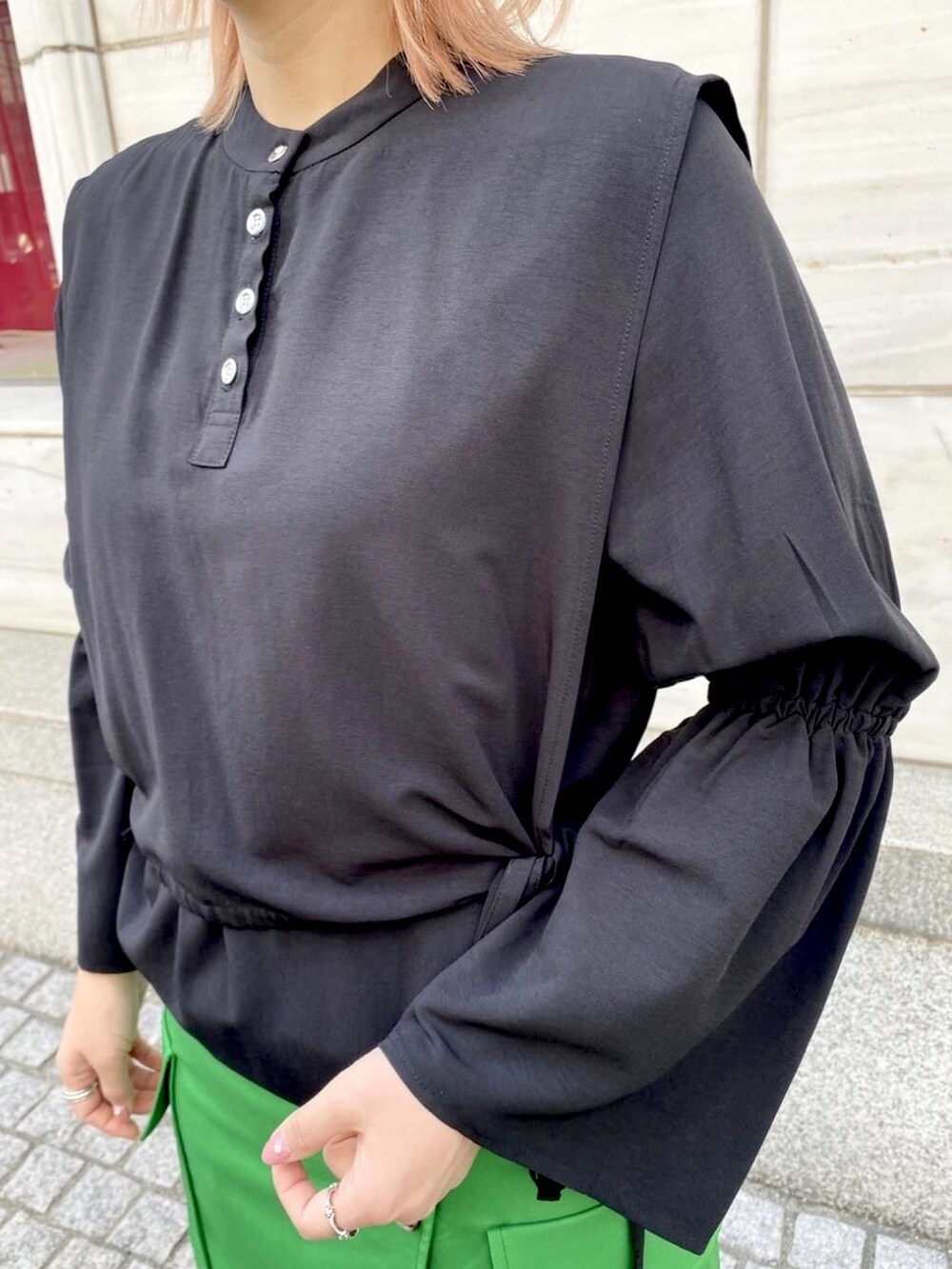 ブラック系のシャツ/ブラウス、グリーン系のスカートを着用したレディースの春コーディネートの4枚目の写真