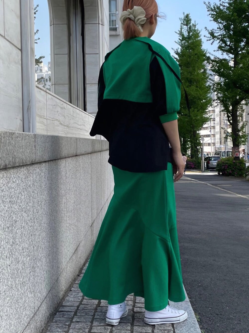 グリーン系のTシャツ/カットソー、グリーン系のスカートを着用したレディースの春コーディネートの3枚目の写真