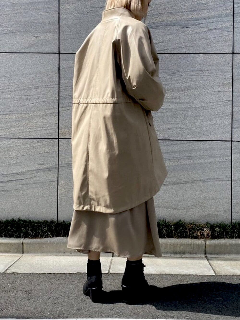 ベージュ系のワンピース、ベージュ系のブルゾンを着用したレディースの冬コーディネートの3枚目の写真