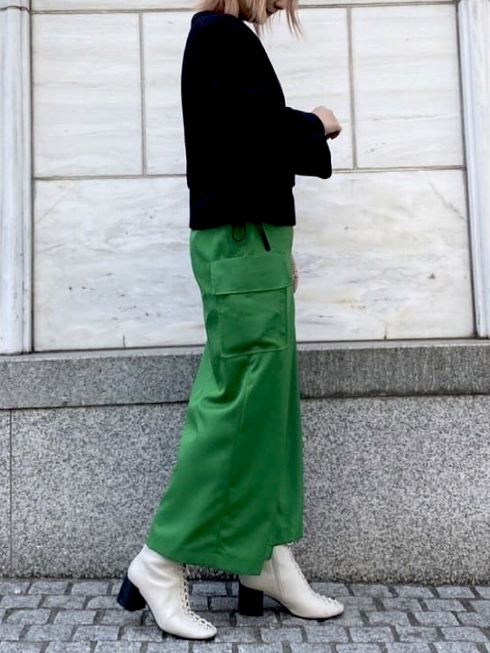 ブラック系のシャツ/ブラウス、グリーン系のスカートを着用したレディースの春コーディネートの3枚目の写真