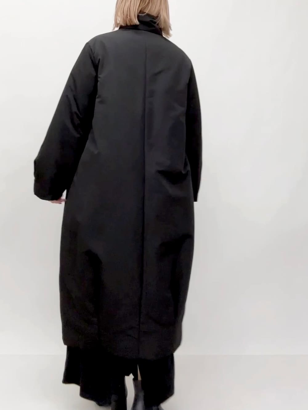 ブラック系のダウンジャケット/コートを着用したレディースの冬コーディネートの3枚目の写真