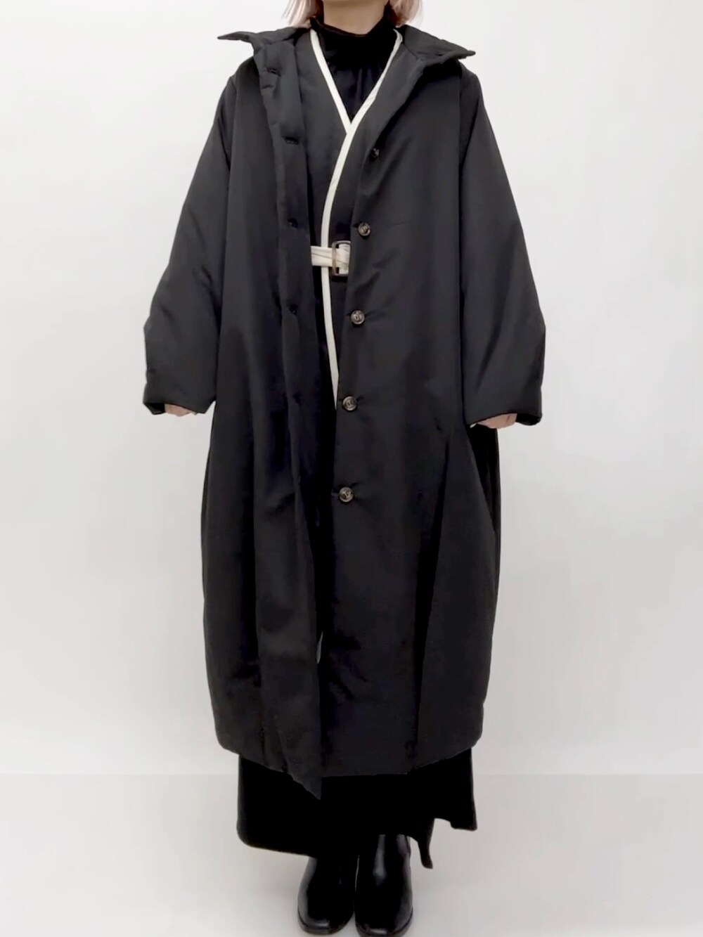 ブラック系のダウンジャケット/コートを着用したレディースの冬コーディネートの3枚目の写真