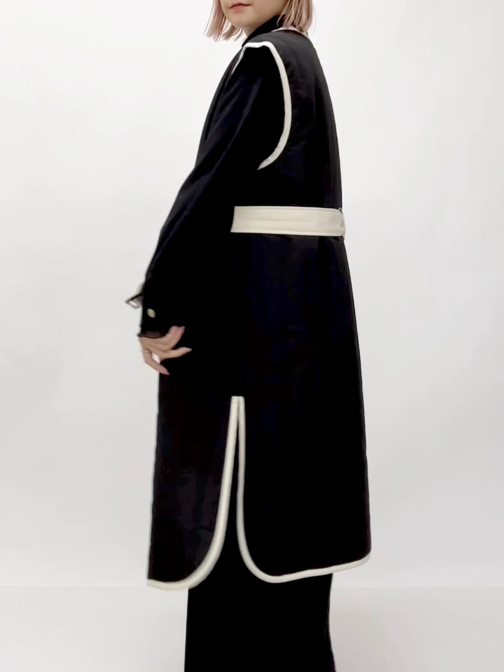 ブラック系のダウンジャケット/コートを着用したレディースの冬コーディネートの5枚目の写真