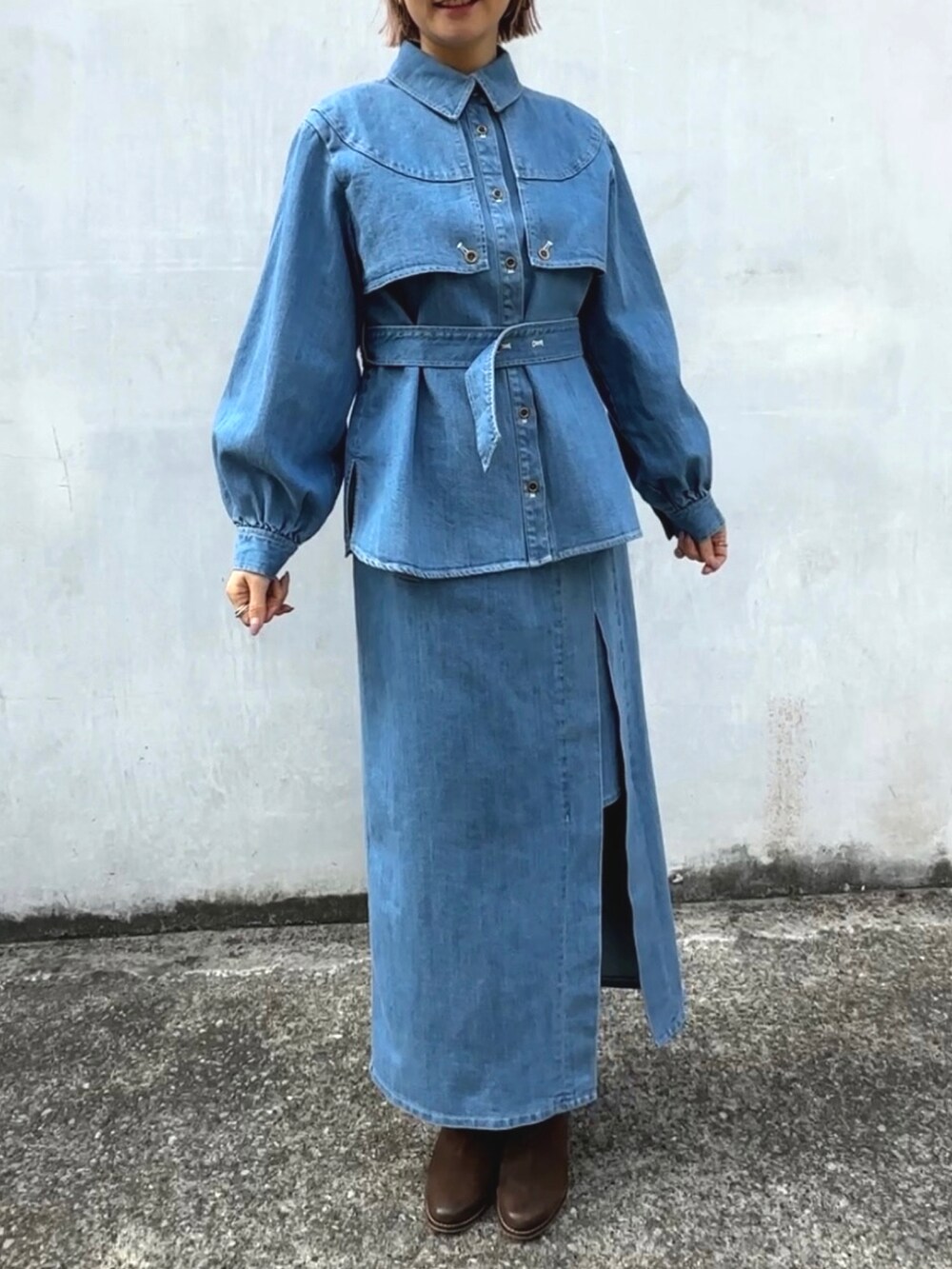 ブルー系のシャツ/ブラウス、ブルー系のデニムスカートを着用したレディースの冬コーディネートの3枚目の写真