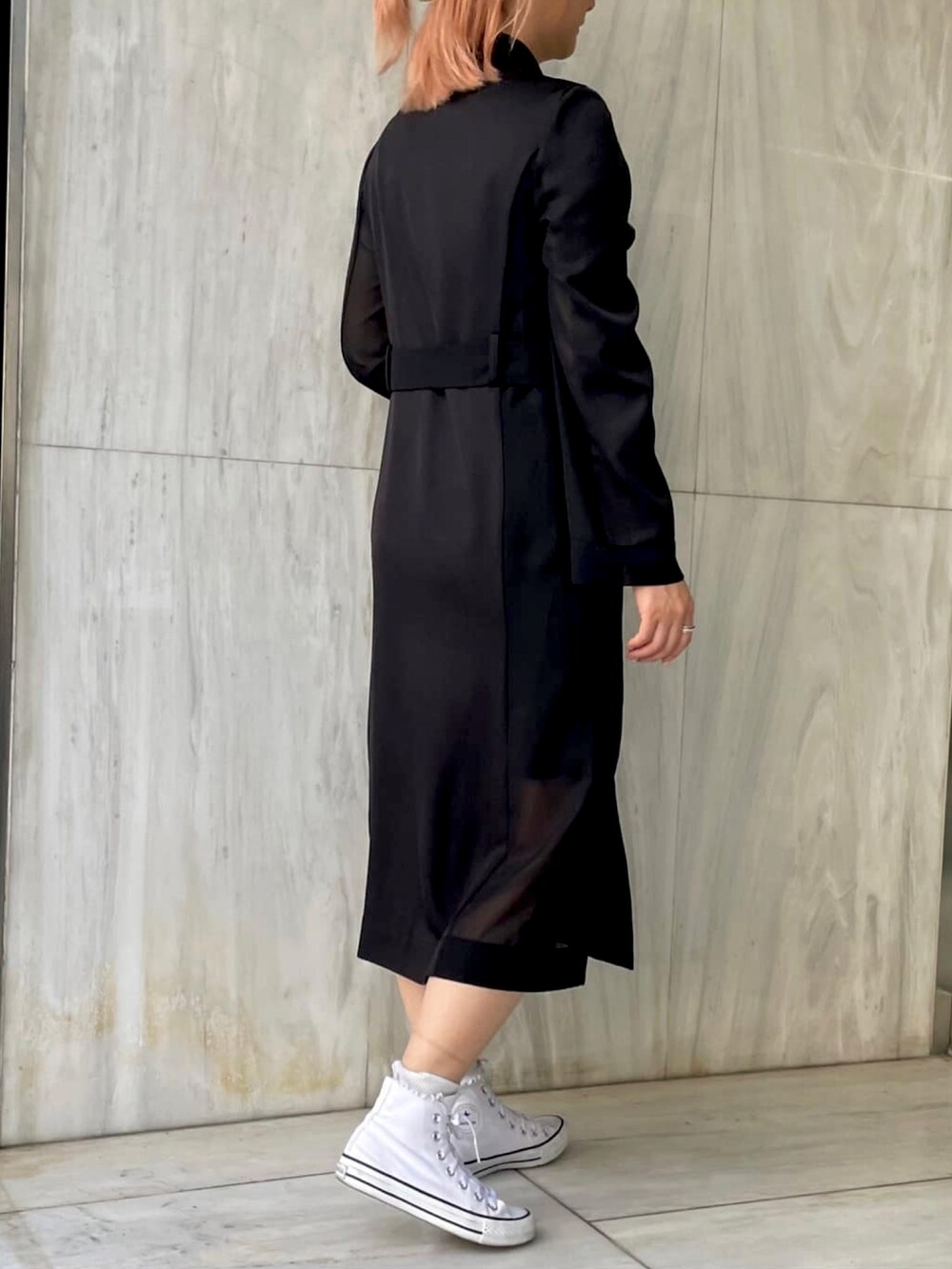 ブラック系のワンピースを着用したレディースの春コーディネートの4枚目の写真