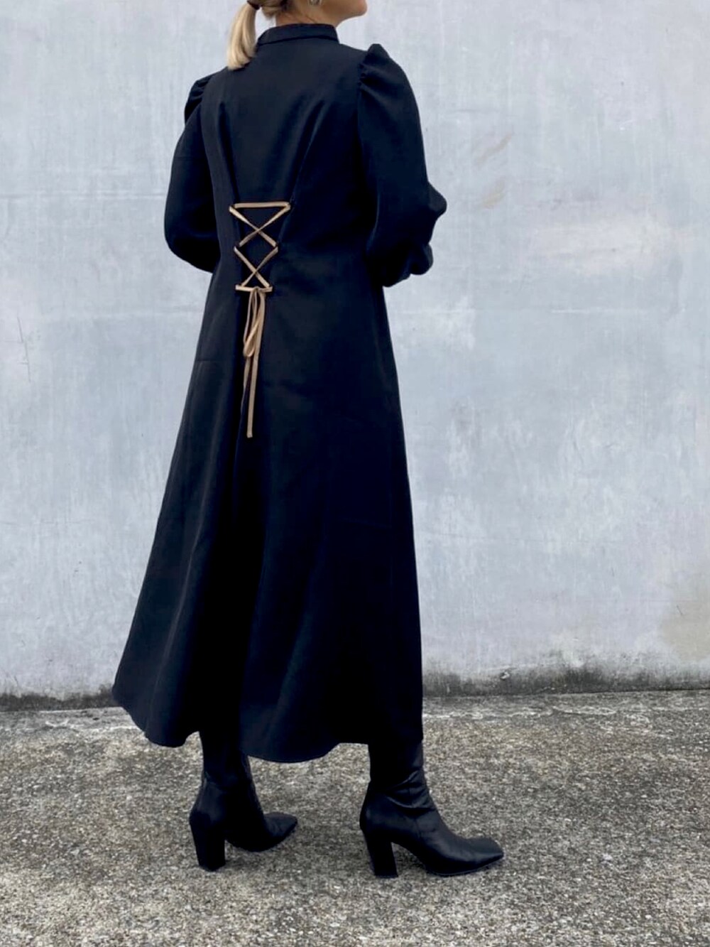 ブラック系のワンピースを着用したレディースの冬コーディネートの4枚目の写真