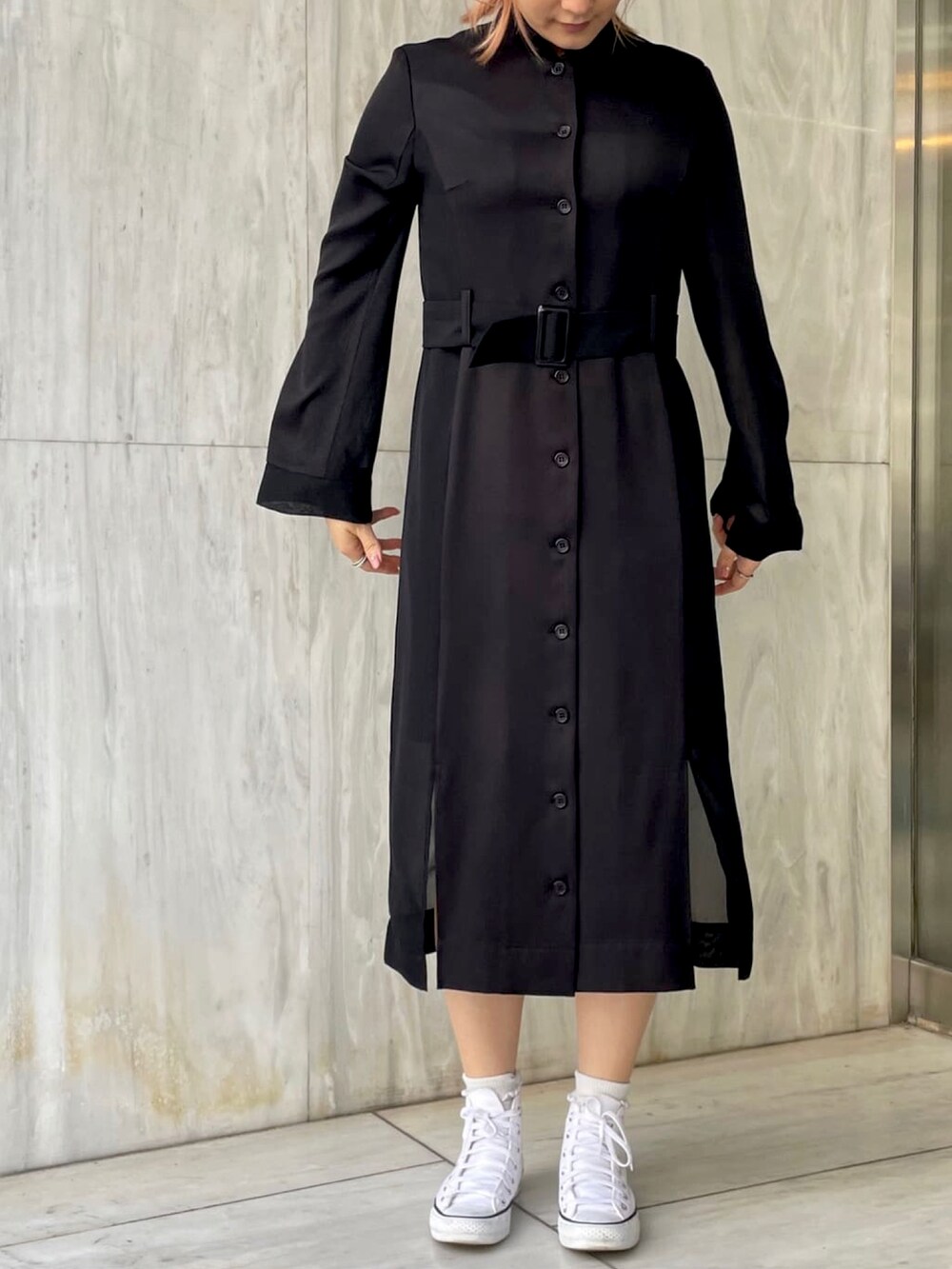 ブラック系のワンピースを着用したレディースの春コーディネートの2枚目の写真