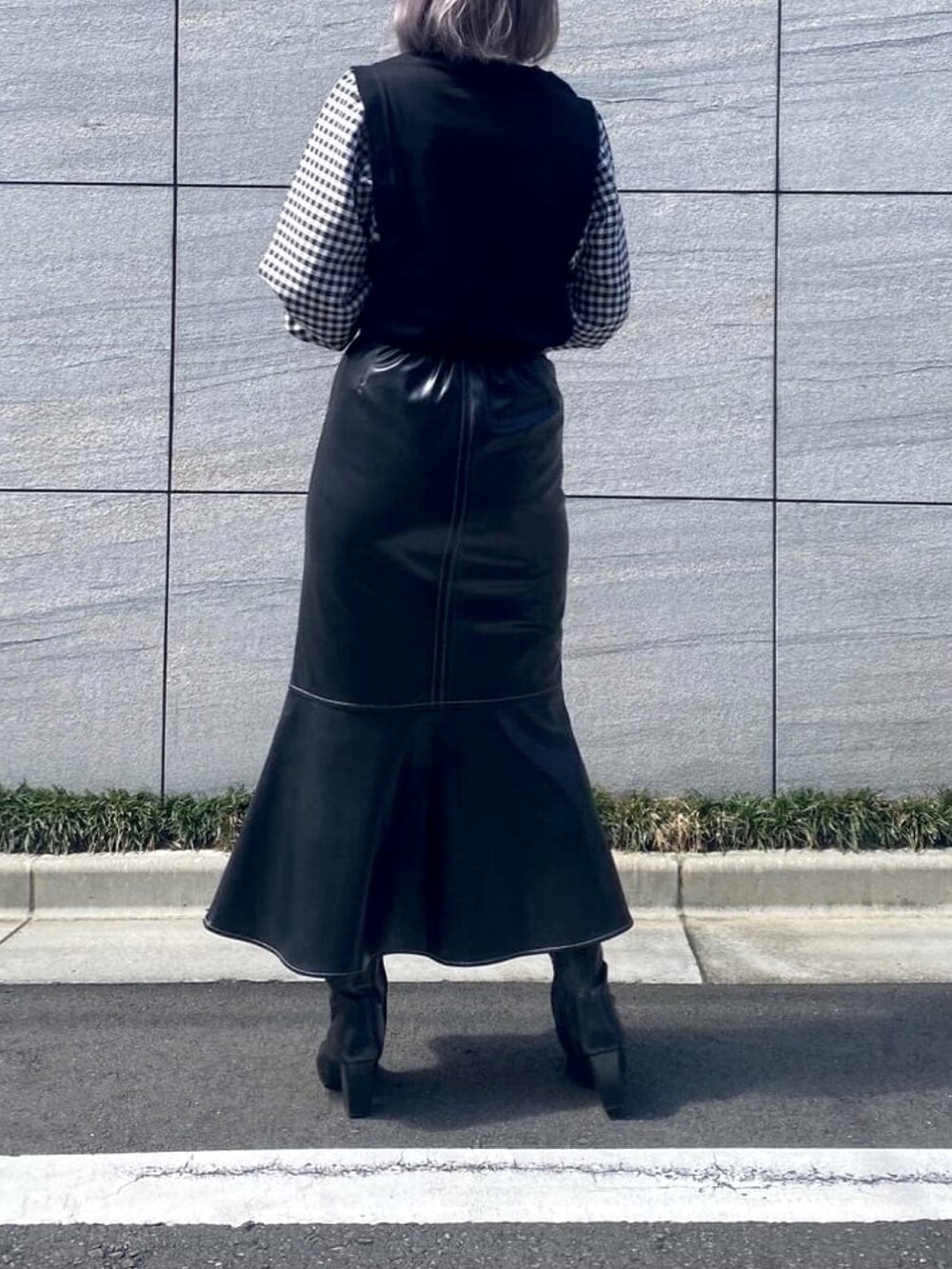 ブラック系のスカートを着用したレディースの冬コーディネートの3枚目の写真