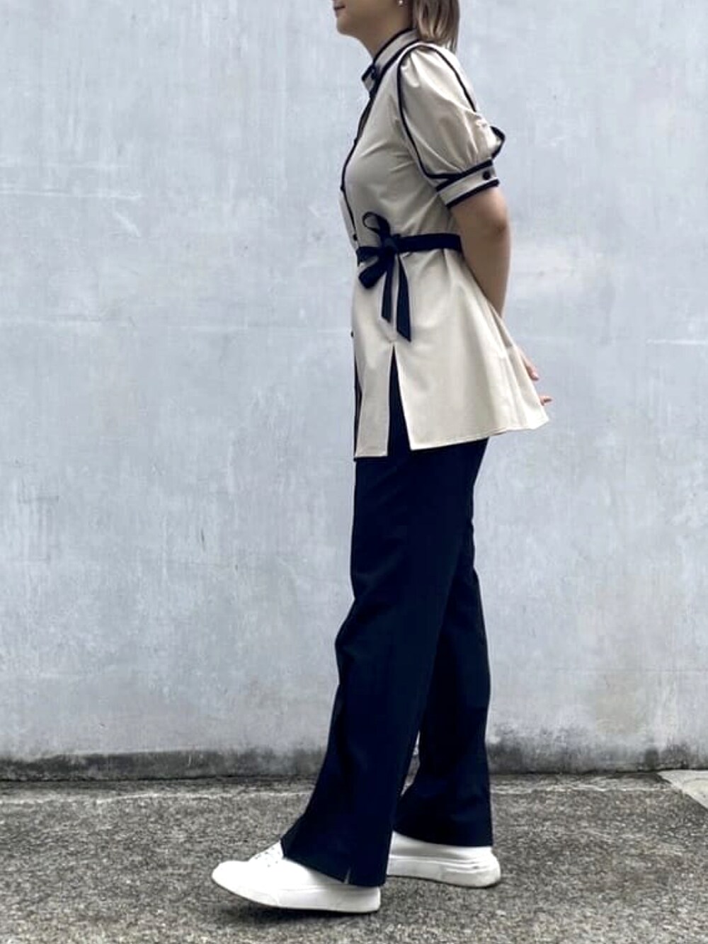 ベージュ系のシャツ/ブラウスを着用したレディースの夏コーディネートの3枚目の写真