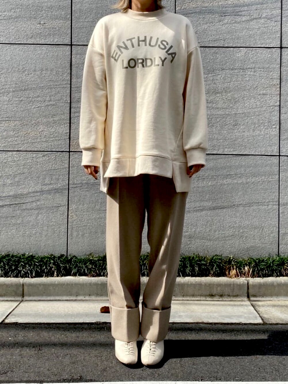 ベージュ系のその他パンツ、ホワイト系のスウェットを着用したレディースの冬コーディネートの3枚目の写真