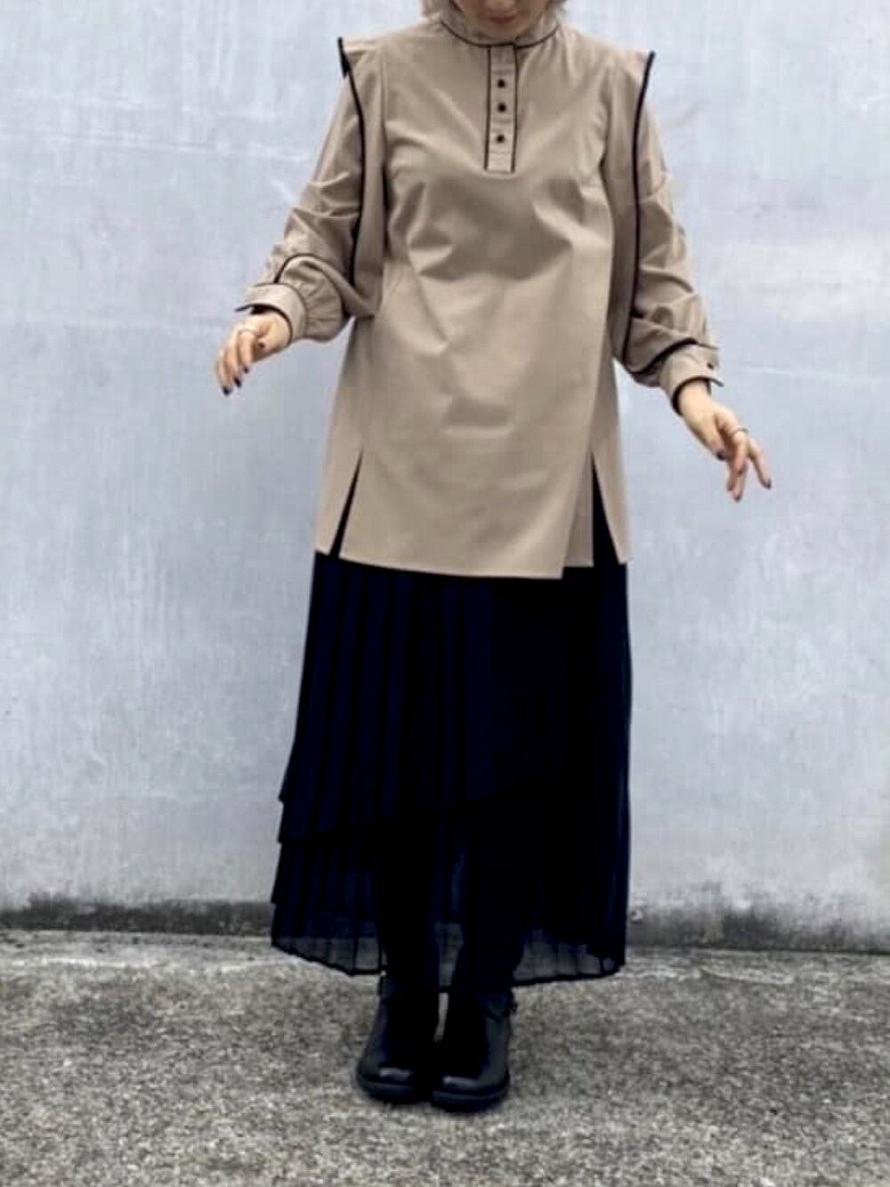 ベージュ系のシャツ/ブラウス、ブラック系のスカートを着用したレディースの冬コーディネートの2枚目の写真