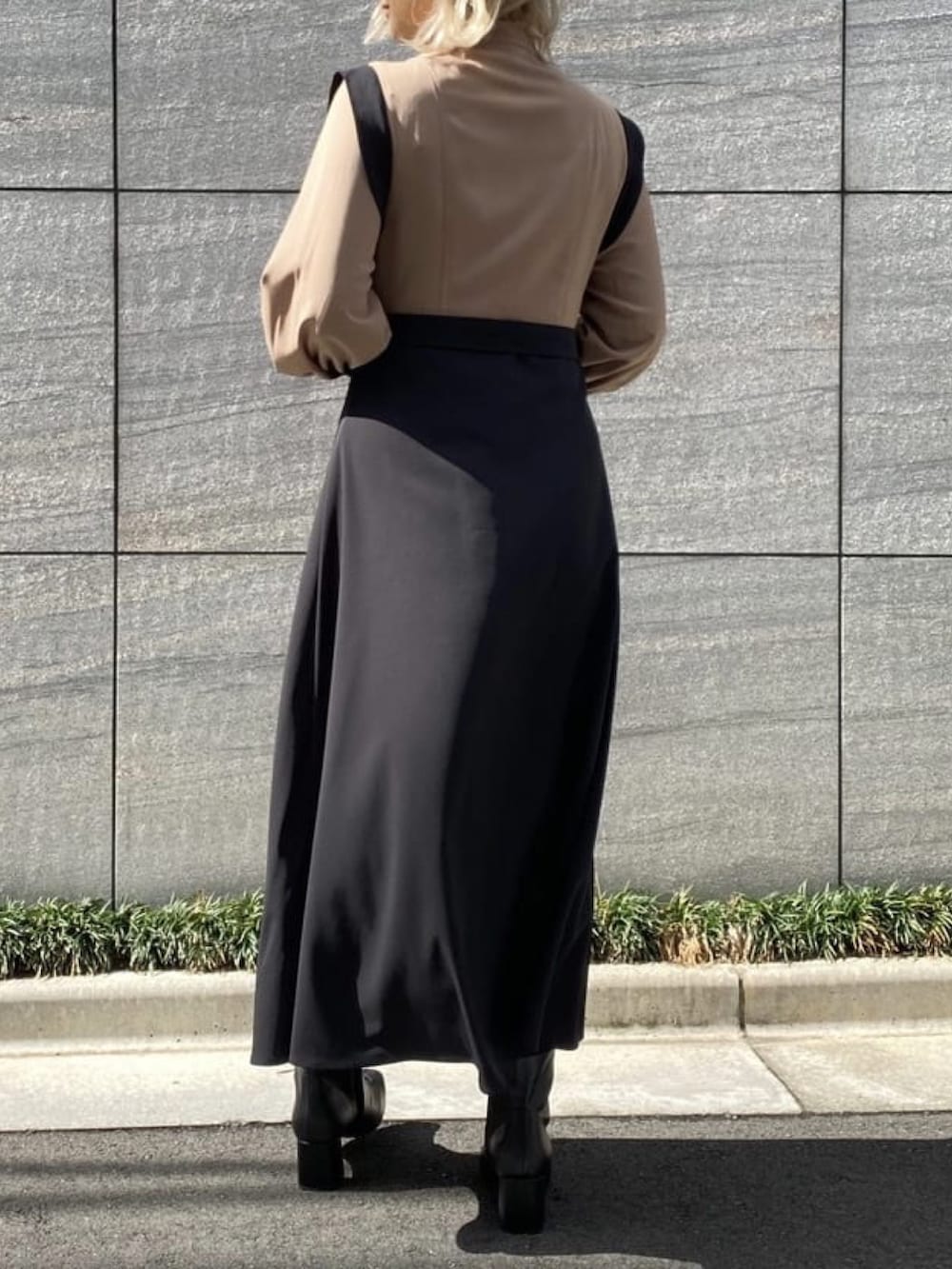 ベージュ系のワンピースを着用したレディースの冬コーディネートの3枚目の写真