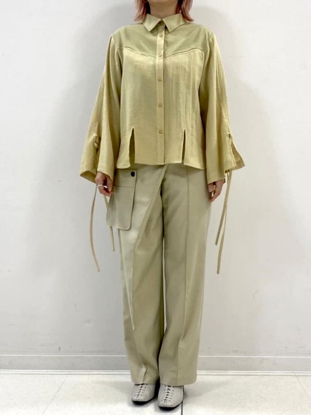 ベージュ系のその他パンツ、イエロー系のシャツ/ブラウスを着用したレディースの春コーディネートの2枚目の写真