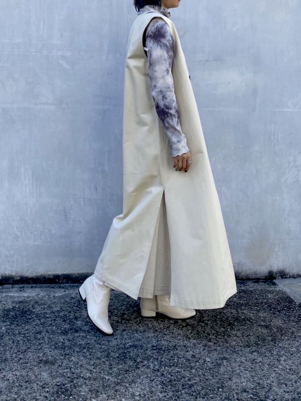 ホワイト系のその他アウター、ベージュ系のTシャツ/カットソーを着用したレディースの冬コーディネートの2枚目の写真