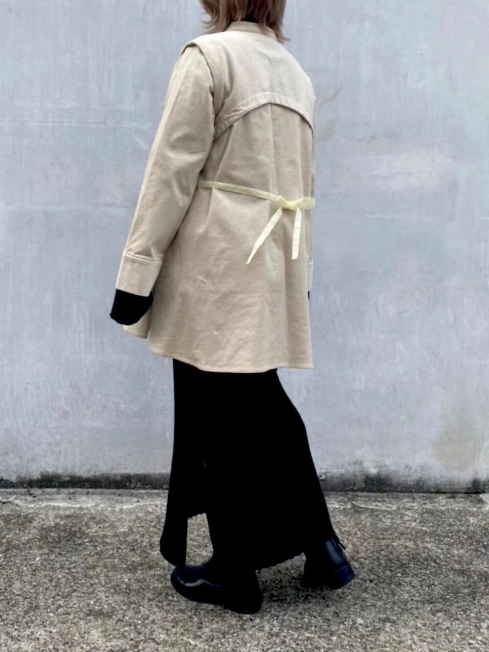 ホワイト系のシャツ/ブラウス、ブラック系のワンピースを着用したレディースの冬コーディネートの4枚目の写真