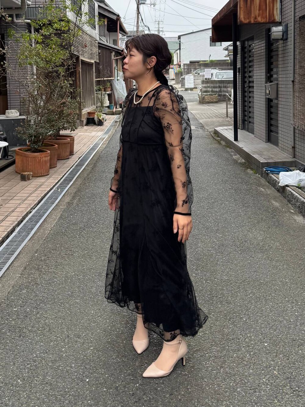 ブラック系のワンピースを着用したレディースの秋コーディネートの4枚目の写真