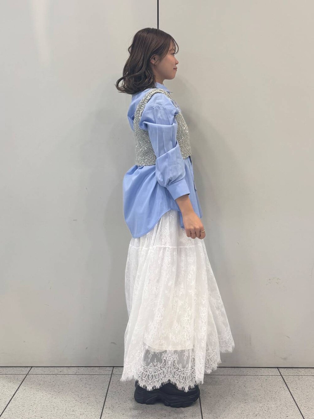 「女子ウケ、着痩せ・細見え、ガーリー、春コーデ、冬コーデ、新作、ローリーズスタイル_LOWRYS FARM、LOWRYS FARM」｜「LOWRYS FARMのストレッチスニーカーブーツ　133385（ブーツ、ブラック系）」を使った、ことさん（レディース・155cm）の冬コーディネートの4枚目の写真