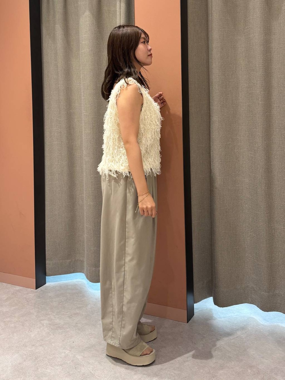 「女子ウケ、着痩せ・細見え、ガーリー、ローリーズスタイル_LOWRYS FARM、着痩せ、LOWRYS FARM、淡色コーデ、新作、きれいめカジュアル」｜「LOWRYS FARMのイージーワイドカーブパンツ 327286（その他パンツ、ベージュ系）」を使った、ことさん（レディース・155cm）の夏コーディネートの4枚目の写真