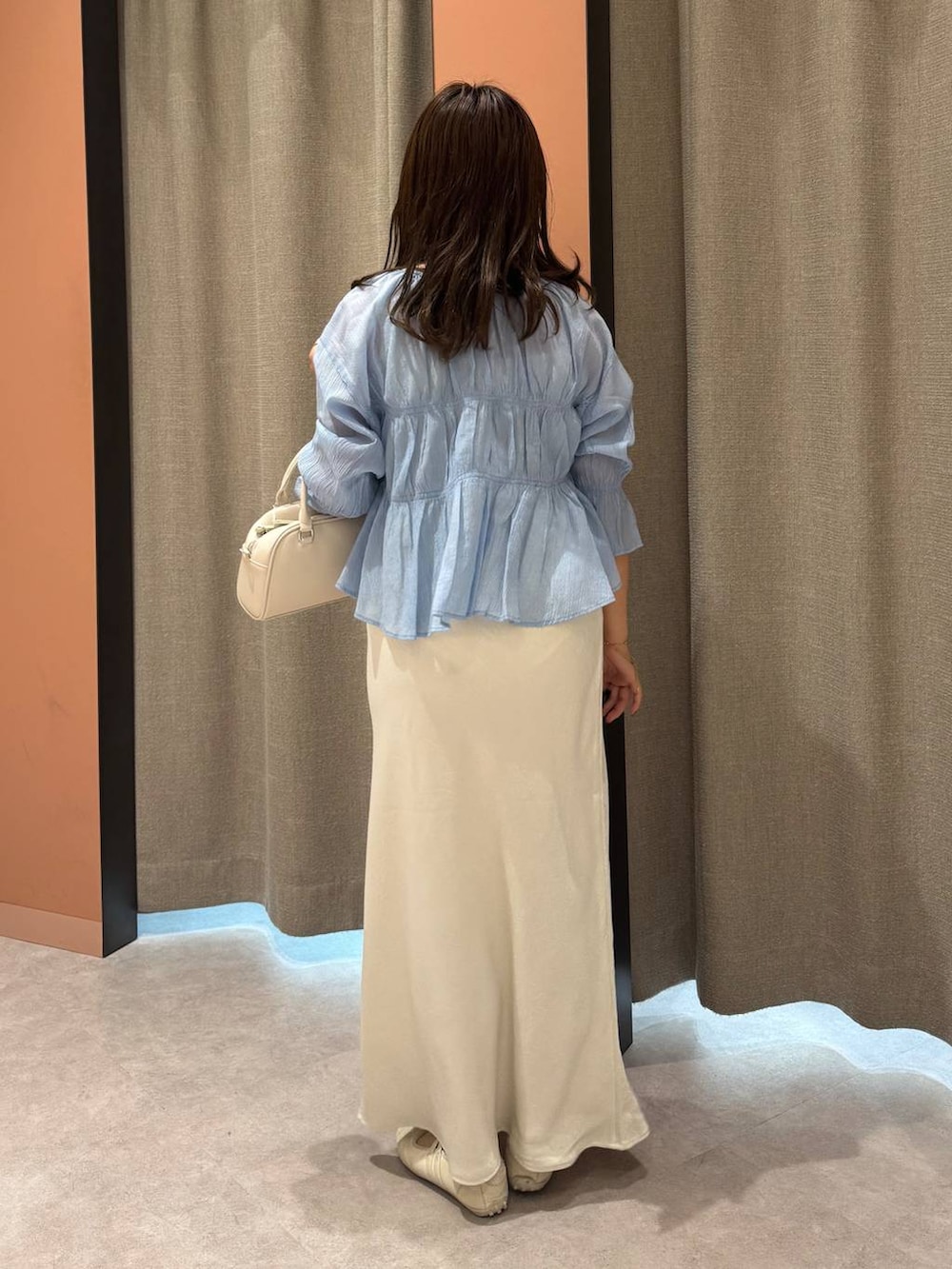 「女子ウケ、着痩せ・細見え、ガーリー、ローリーズスタイル_LOWRYS FARM、着痩せ、LOWRYS FARM、淡色コーデ、新作、きれいめカジュアル」｜「LOWRYS FARMのダブルバンドパフスニーカー 287447（スニーカー、ホワイト系）」を使った、ことさん（レディース・155cm）の夏コーディネートの3枚目の写真