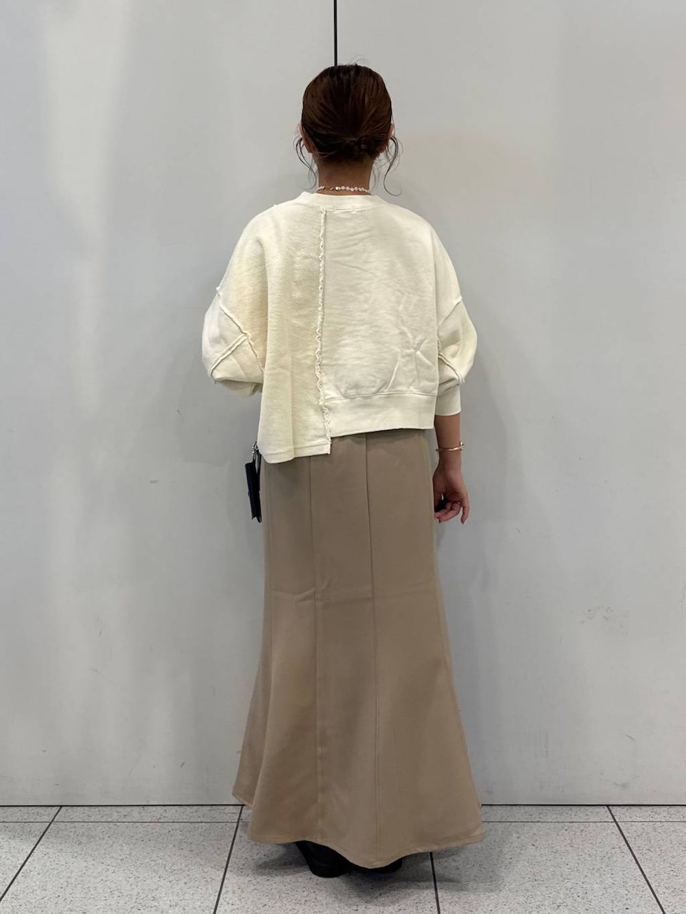 「女子ウケ、着痩せ・細見え、ガーリー、ローリーズスタイル_LOWRYS FARM、着痩せ、LOWRYS FARM、淡色コーデ、新作、きれいめカジュアル」｜「GLOBAL WORKのエアかる厚底ローファー/136031（ローファー、ブラック系）」を使った、ことさん（レディース・155cm）の冬コーディネートの3枚目の写真