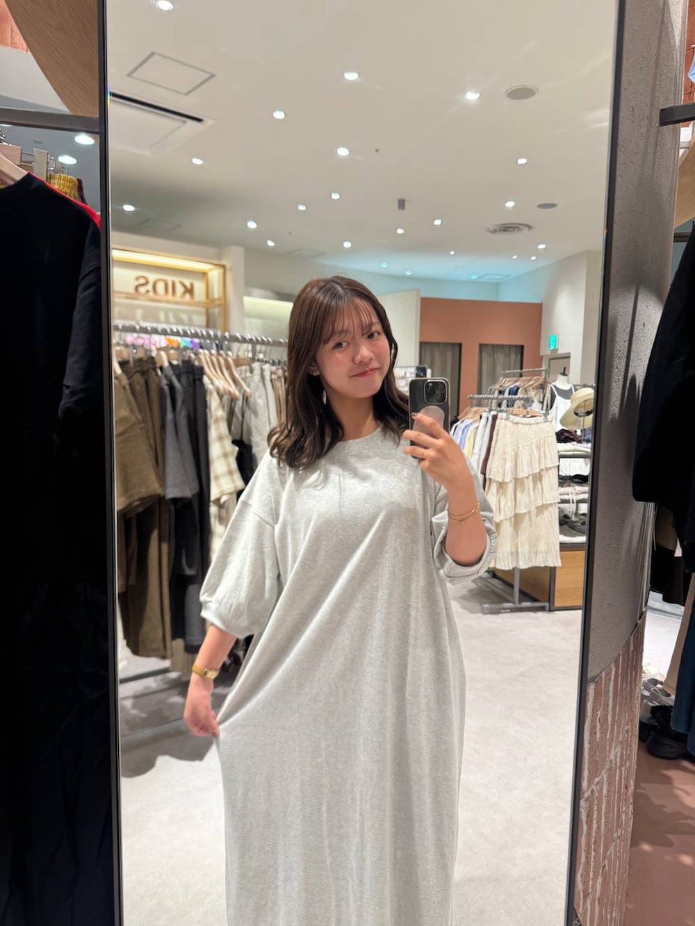 「女子ウケ、着痩せ・細見え、ガーリー、ローリーズスタイル_LOWRYS FARM、着痩せ、LOWRYS FARM、淡色コーデ、新作、きれいめカジュアル」｜「LOWRYS FARMのモンスタールーズワンピース497281（ワンピース、グレー系）」を使った、ことさん（レディース・155cm）の夏コーディネートの3枚目の写真