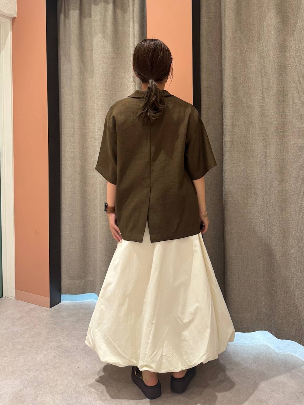 「女子ウケ、着痩せ・細見え、ガーリー、ローリーズスタイル_LOWRYS FARM、着痩せ、LOWRYS FARM、淡色コーデ、新作、きれいめカジュアル」｜「LOWRYS FARMのホップサックジャケットＳＳ253196（テーラードジャケット、ブラウン系）」を使った、ことさん（レディース・155cm）の夏コーディネートの3枚目の写真