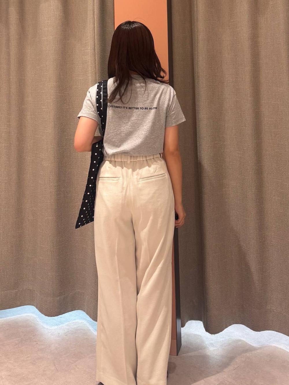 「女子ウケ、着痩せ・細見え、ガーリー、ローリーズスタイル_LOWRYS FARM、着痩せ、LOWRYS FARM、淡色コーデ、新作、きれいめカジュアル」｜「LOWRYS FARMのホップサックワイドパンツ　242754（スラックス、ホワイト系）」を使った、ことさん（レディース・155cm）の夏コーディネートの3枚目の写真