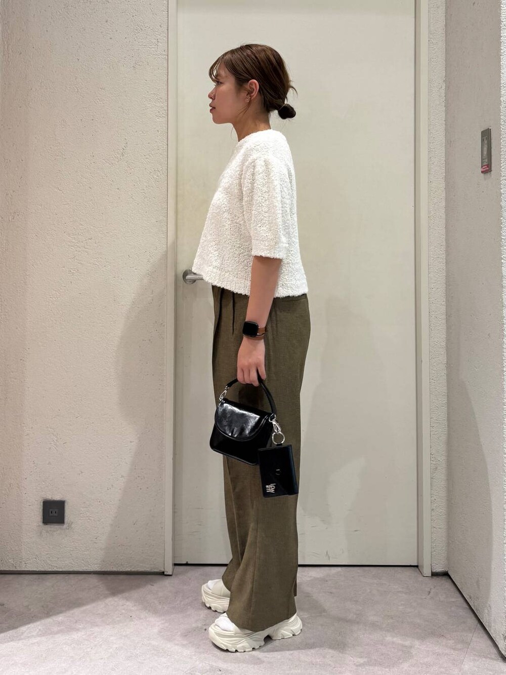「女子ウケ、着痩せ・細見え、ガーリー、ローリーズスタイル_LOWRYS FARM、着痩せ、LOWRYS FARM、淡色コーデ、新作、きれいめカジュアル」｜「LOWRYS FARMのホップサックワイドパンツ2 42754（スラックス、ブラウン系）」を使った、ことさん（レディース・155cm）の春コーディネートの2枚目の写真