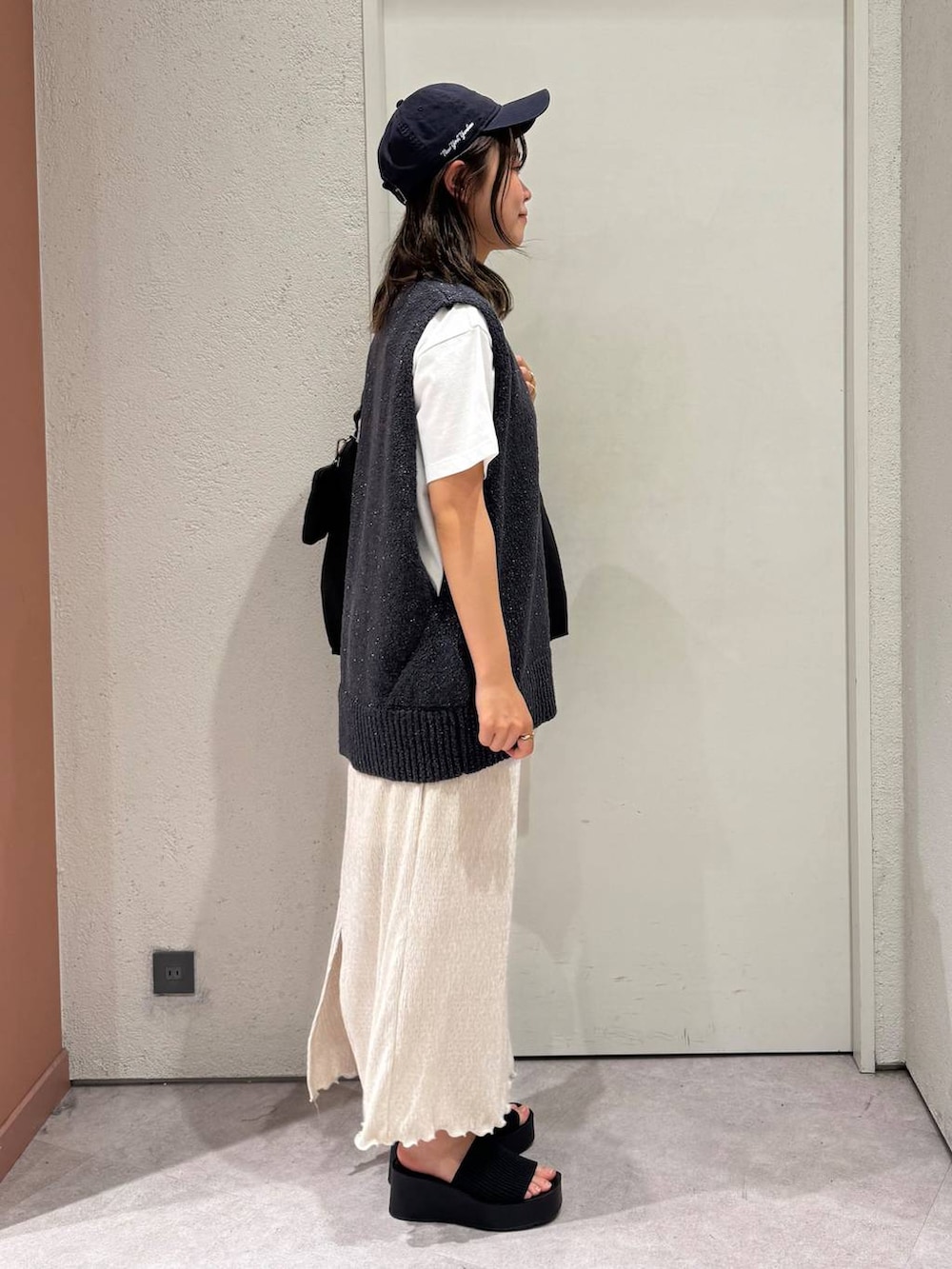 「女子ウケ、着痩せ・細見え、ガーリー、ローリーズスタイル_LOWRYS FARM、着痩せ、LOWRYS FARM、淡色コーデ、新作、きれいめカジュアル」｜「LOWRYS FARMのアソートロゴＴＥＥ　288814（Tシャツ/カットソー、ホワイト系）」を使った、ことさん（レディース・155cm）の春コーディネートの4枚目の写真