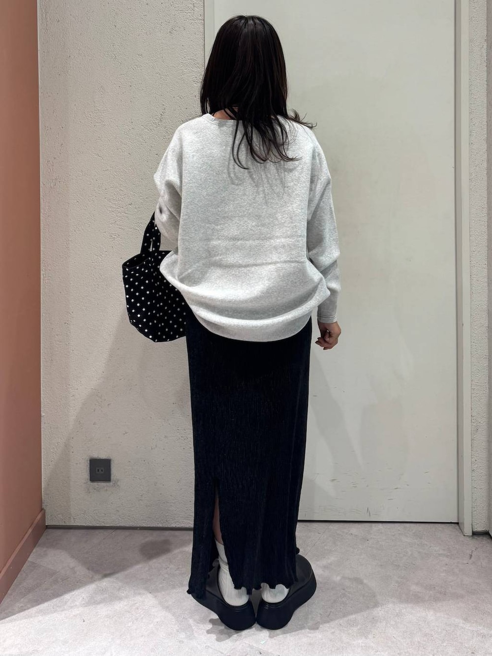 その他のショルダーバッグ、ブラック系のサンダル、グレー系のニット/セーターを着用したレディースの秋コーディネートの3枚目の写真