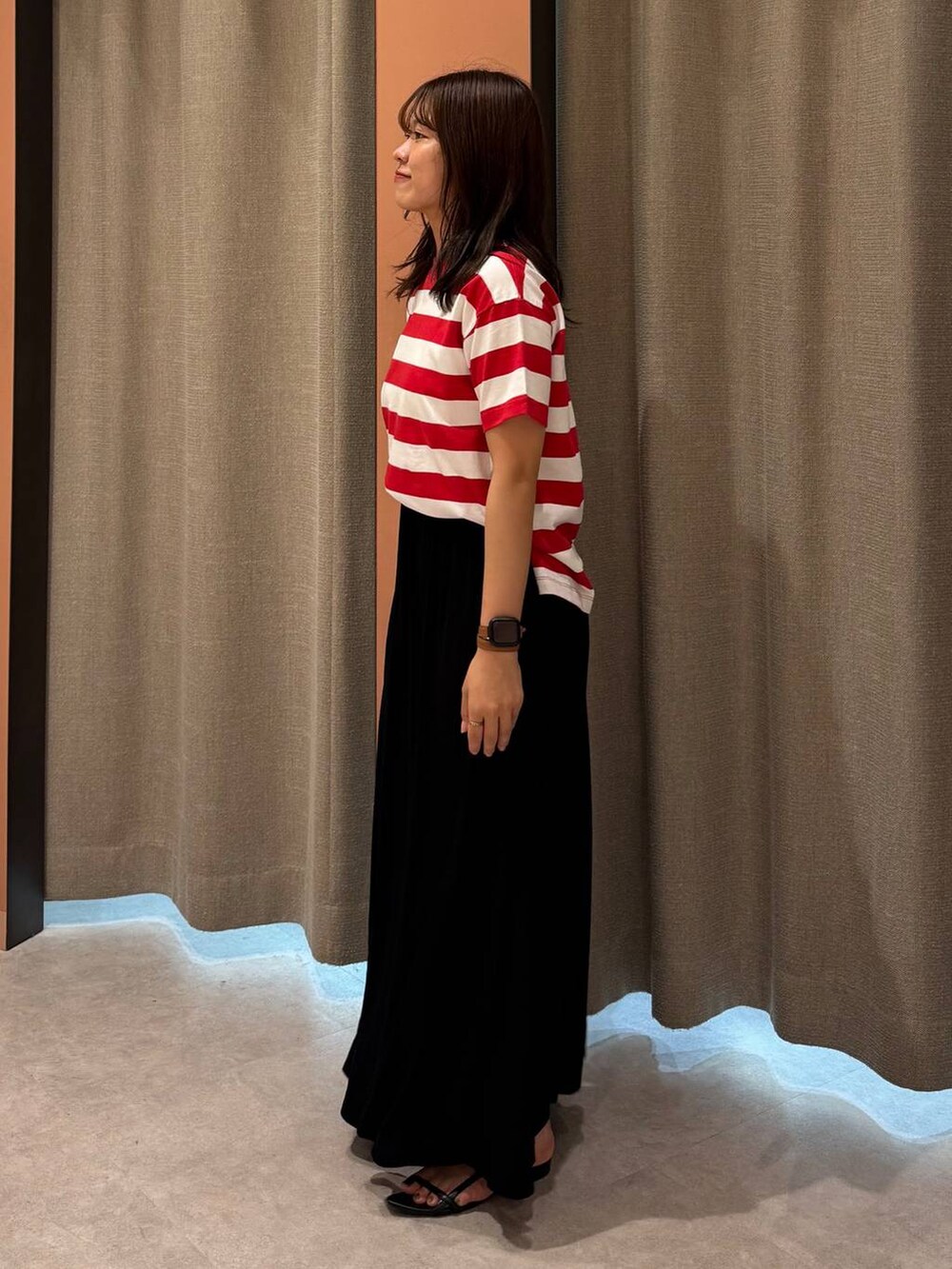 「女子ウケ、着痩せ・細見え、ガーリー、ローリーズスタイル_LOWRYS FARM、着痩せ、LOWRYS FARM、淡色コーデ、新作、きれいめカジュアル」｜「LOWRYS FARMのポインテッドナローサンダル  287486（サンダル、ブラック系）」を使った、ことさん（レディース・155cm）の夏コーディネートの2枚目の写真