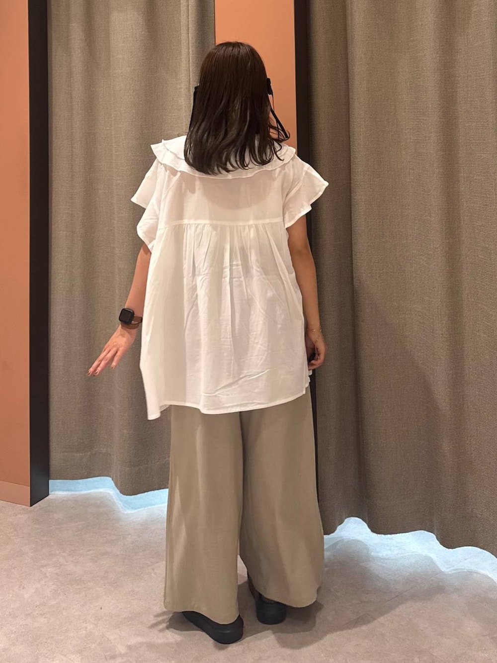 「女子ウケ、着痩せ・細見え、ガーリー、ローリーズスタイル_LOWRYS FARM、着痩せ、LOWRYS FARM、淡色コーデ、新作、きれいめカジュアル」｜「LOWRYS FARMのイージーワイドカーブパンツ 327286（その他パンツ、ベージュ系）」を使った、ことさん（レディース・155cm）の夏コーディネートの3枚目の写真