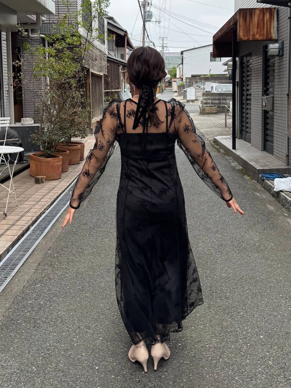 ブラック系のワンピースを着用したレディースの秋コーディネートの3枚目の写真