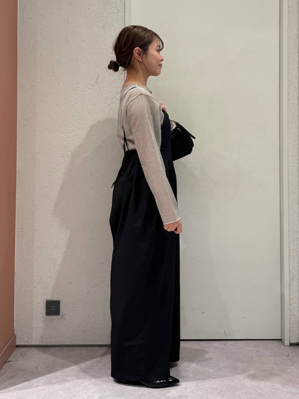 「女子ウケ、着痩せ・細見え、ガーリー、ローリーズスタイル_LOWRYS FARM、着痩せ、LOWRYS FARM、淡色コーデ、新作、きれいめカジュアル」｜「LOWRYS FARMのチャームツキミニトートＢＡＧ 284096（トートバッグ、ブラック系）」を使った、ことさん（レディース・155cm）の春コーディネートの4枚目の写真