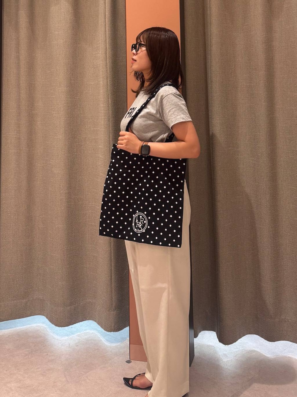 「女子ウケ、着痩せ・細見え、ガーリー、ローリーズスタイル_LOWRYS FARM、着痩せ、LOWRYS FARM、淡色コーデ、新作、きれいめカジュアル」｜「LOWRYS FARMのホップサックワイドパンツ　242754（スラックス、ホワイト系）」を使った、ことさん（レディース・155cm）の夏コーディネートの2枚目の写真