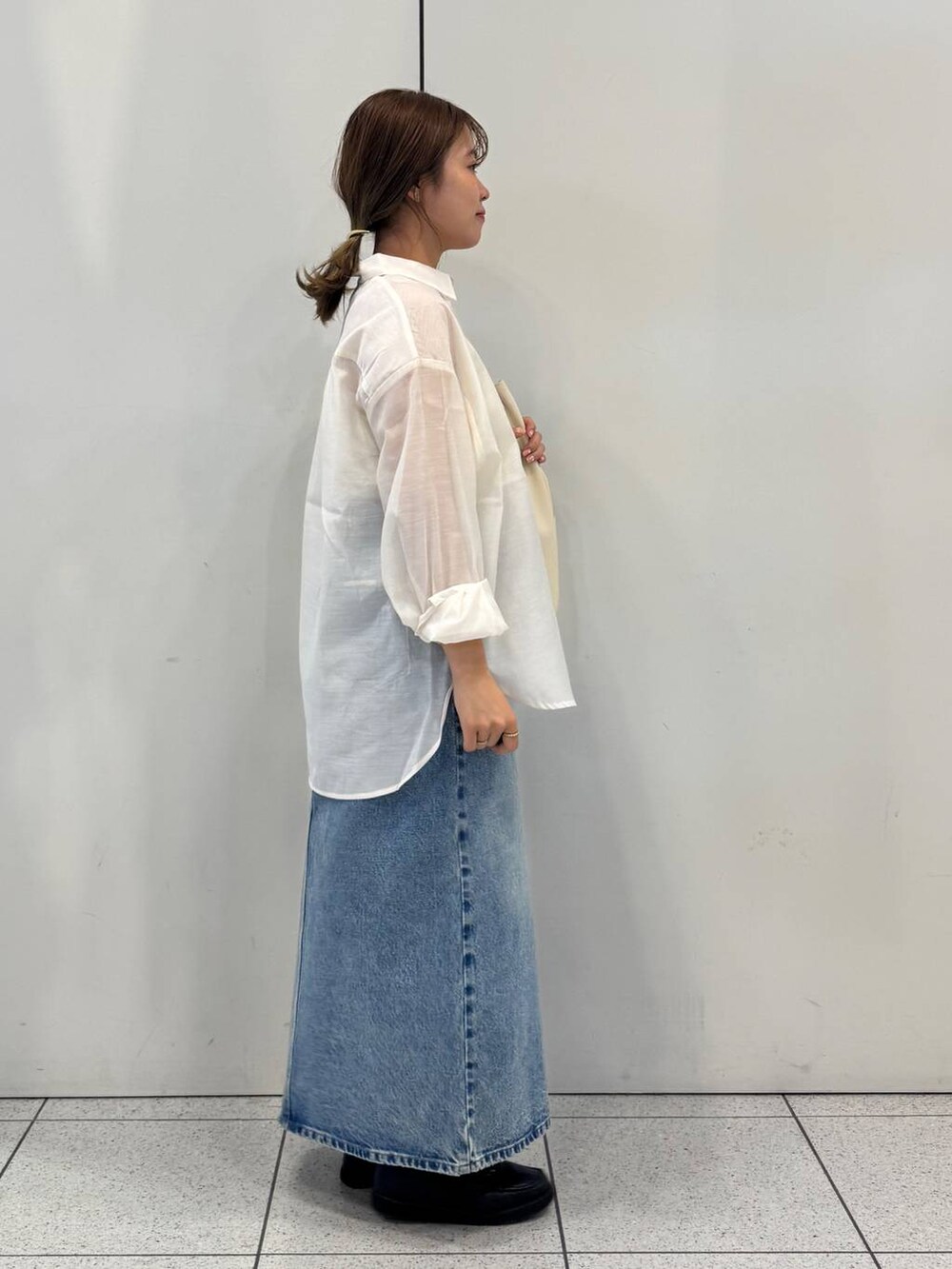 「女子ウケ、着痩せ・細見え、ガーリー、ローリーズスタイル_LOWRYS FARM、着痩せ、LOWRYS FARM、淡色コーデ、新作、きれいめカジュアル」｜「GLOBAL WORKのエアかる厚底ローファー/136031（ローファー、ブラック系）」を使った、ことさん（レディース・155cm）の春コーディネートの4枚目の写真