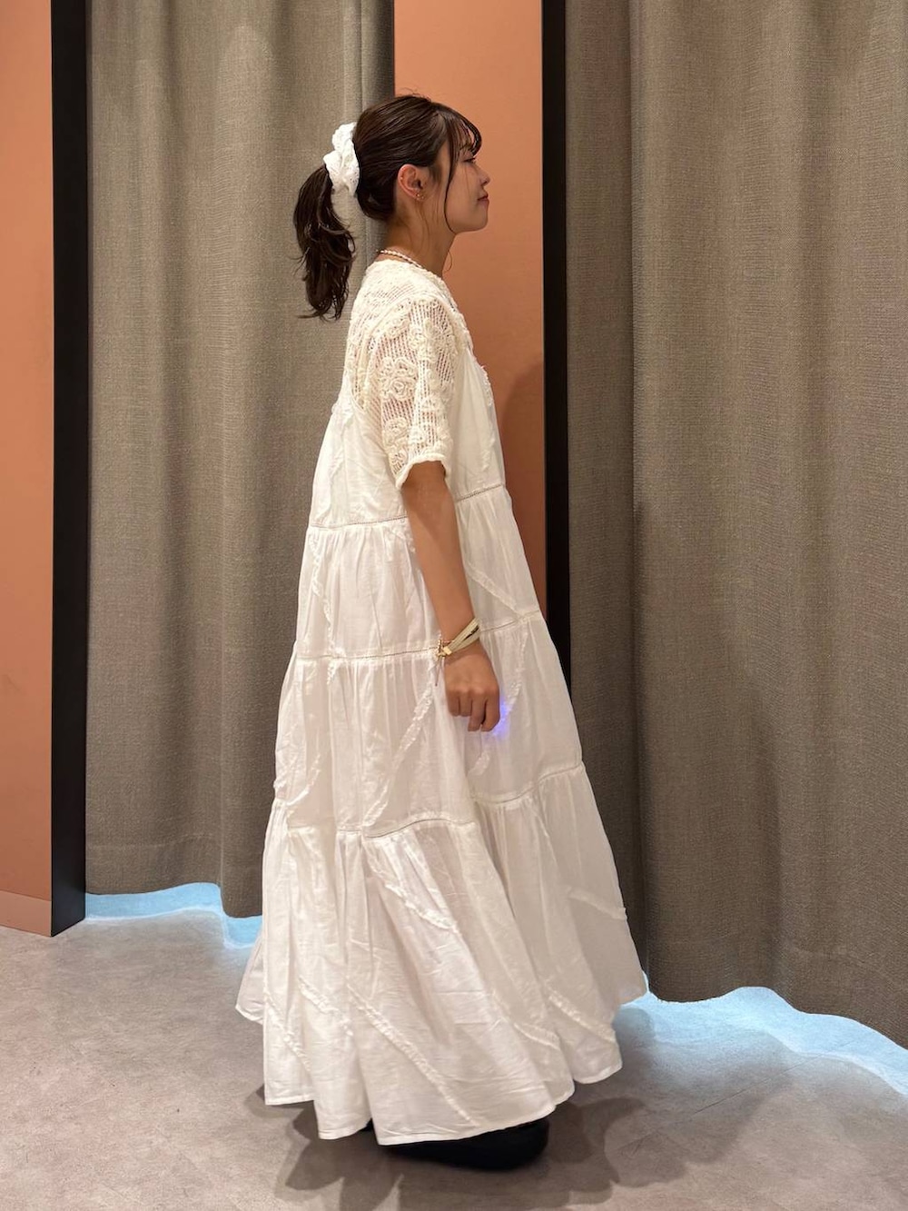 「新作、女子ウケ、着痩せ・細見え、ガーリー、ローリーズスタイル_LOWRYS FARM、着痩せ、LOWRYS FARM、淡色コーデ、きれいめカジュアル」｜「LOWRYS FARMのコットンボイルキャミワンピース 290397（ワンピース、ホワイト系）」を使った、ことさん（レディース・155cm）の春コーディネートの4枚目の写真