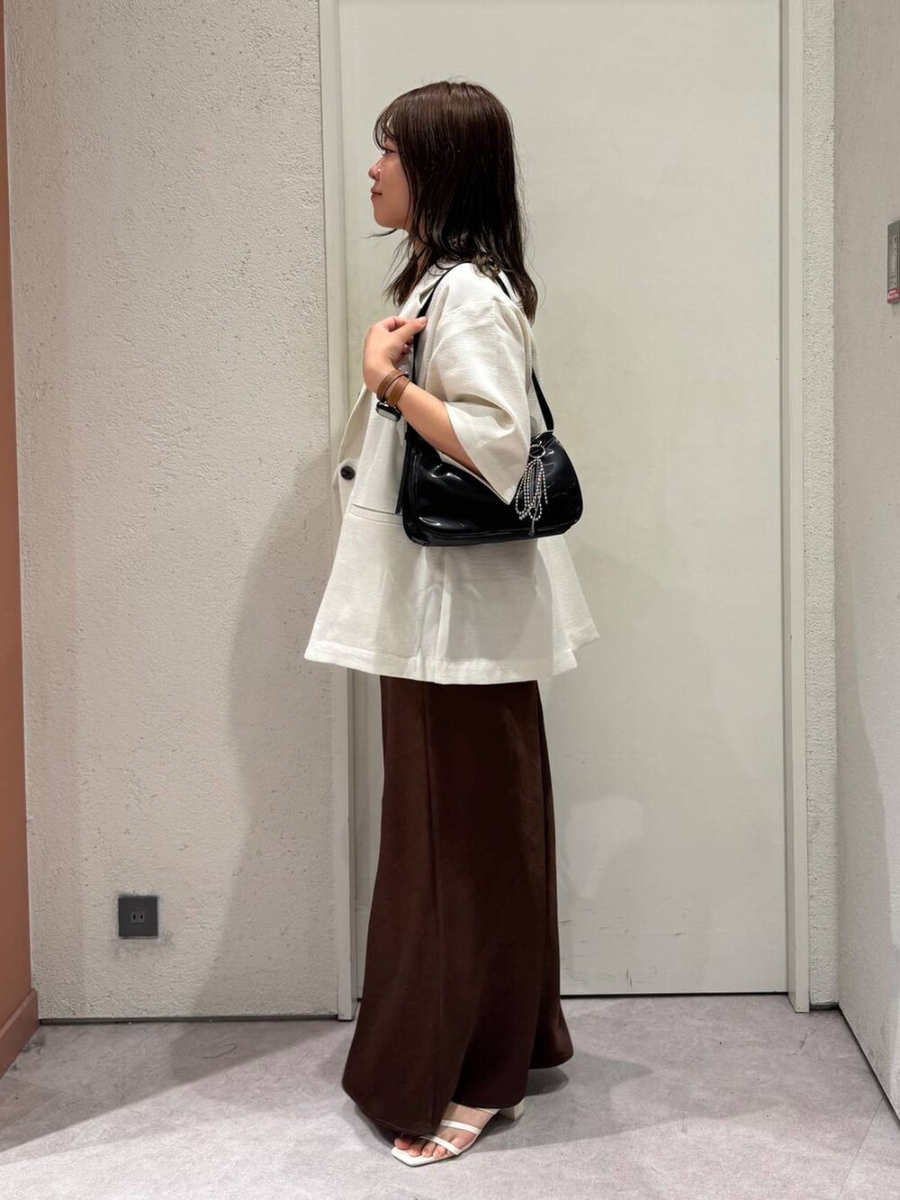「女子ウケ、着痩せ・細見え、ガーリー、ローリーズスタイル_LOWRYS FARM、着痩せ、LOWRYS FARM、淡色コーデ、新作、きれいめカジュアル」｜「LOWRYS FARMのホップサックジャケットＳＳ253196（テーラードジャケット、ホワイト系）」を使った、ことさん（レディース・155cm）の春コーディネートの2枚目の写真