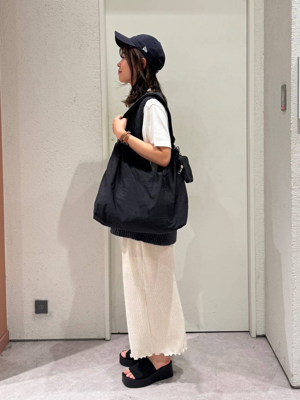「女子ウケ、着痩せ・細見え、ガーリー、ローリーズスタイル_LOWRYS FARM、着痩せ、LOWRYS FARM、淡色コーデ、新作、きれいめカジュアル」｜「LOWRYS FARMのアソートロゴＴＥＥ　288814（Tシャツ/カットソー、ホワイト系）」を使った、ことさん（レディース・155cm）の春コーディネートの2枚目の写真