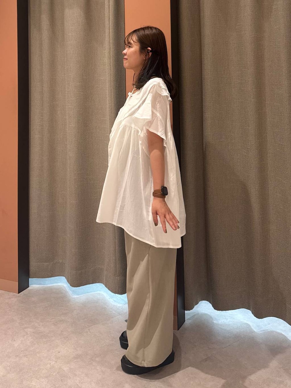 「女子ウケ、着痩せ・細見え、ガーリー、ローリーズスタイル_LOWRYS FARM、着痩せ、LOWRYS FARM、淡色コーデ、新作、きれいめカジュアル」｜「LOWRYS FARMのイージーワイドカーブパンツ 327286（その他パンツ、ベージュ系）」を使った、ことさん（レディース・155cm）の夏コーディネートの2枚目の写真