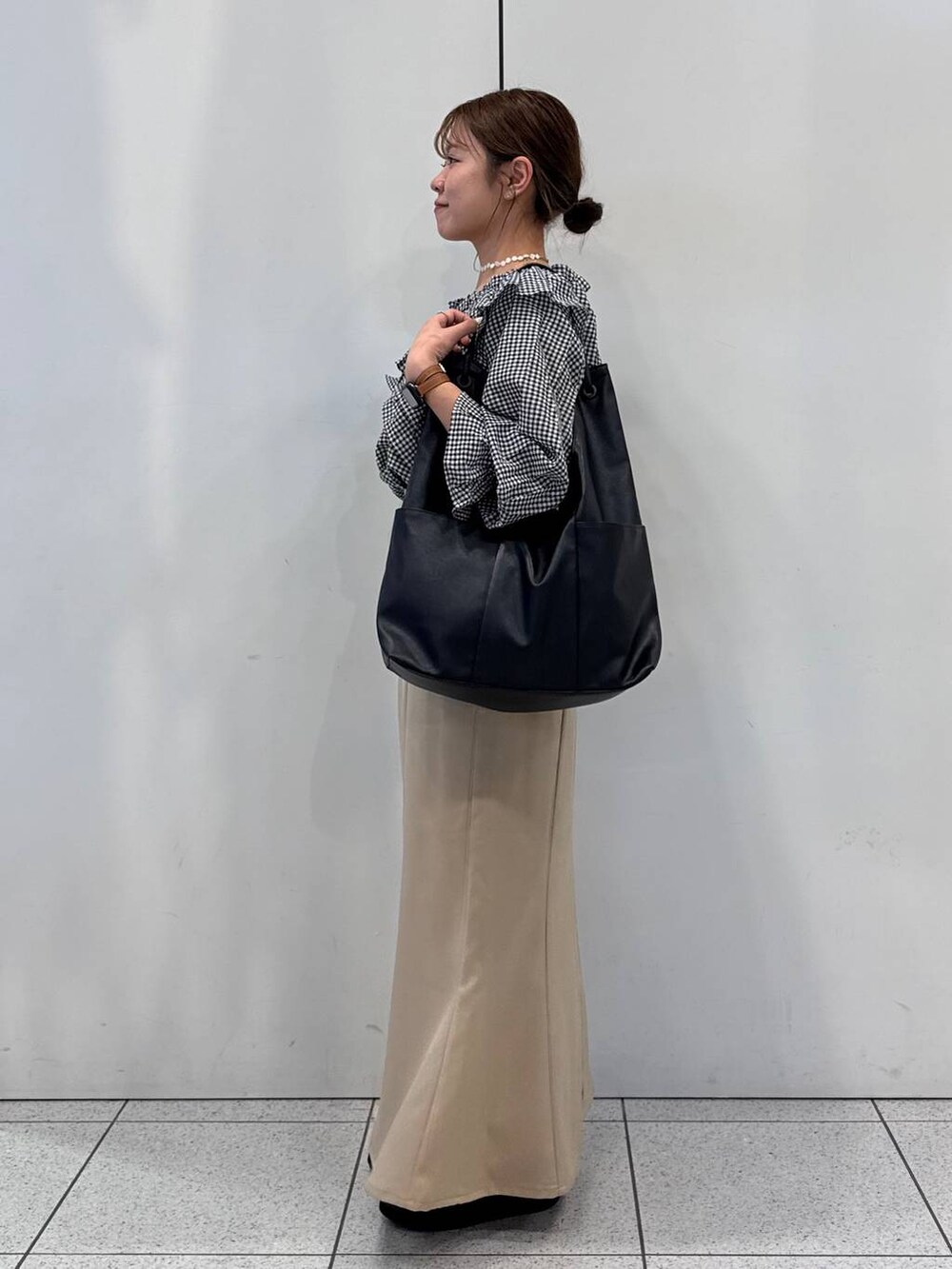 「女子ウケ、着痩せ・細見え、ガーリー、ローリーズスタイル_LOWRYS FARM、着痩せ、LOWRYS FARM、淡色コーデ、新作、きれいめカジュアル」｜「GLOBAL WORKのエアかる厚底ローファー/136031（ローファー、ブラック系）」を使った、ことさん（レディース・155cm）の冬コーディネートの4枚目の写真