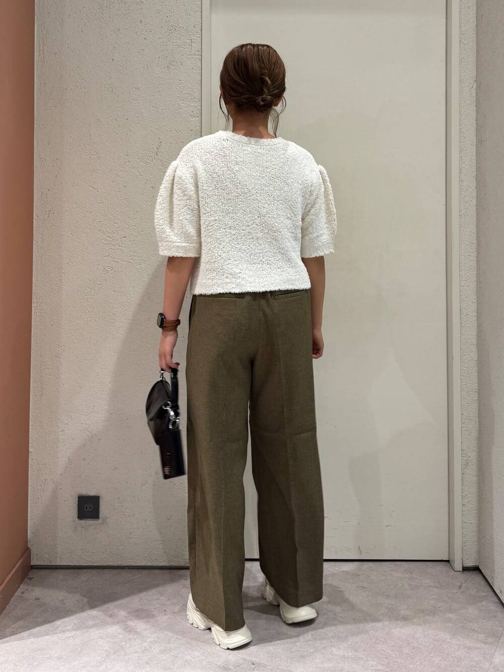 「女子ウケ、着痩せ・細見え、ガーリー、ローリーズスタイル_LOWRYS FARM、着痩せ、LOWRYS FARM、淡色コーデ、新作、きれいめカジュアル」｜「LOWRYS FARMのホップサックワイドパンツ2 42754（スラックス、ブラウン系）」を使った、ことさん（レディース・155cm）の春コーディネートの3枚目の写真