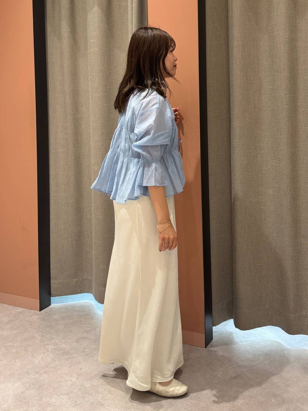 「女子ウケ、着痩せ・細見え、ガーリー、ローリーズスタイル_LOWRYS FARM、着痩せ、LOWRYS FARM、淡色コーデ、新作、きれいめカジュアル」｜「LOWRYS FARMのダブルバンドパフスニーカー 287447（スニーカー、ホワイト系）」を使った、ことさん（レディース・155cm）の夏コーディネートの4枚目の写真