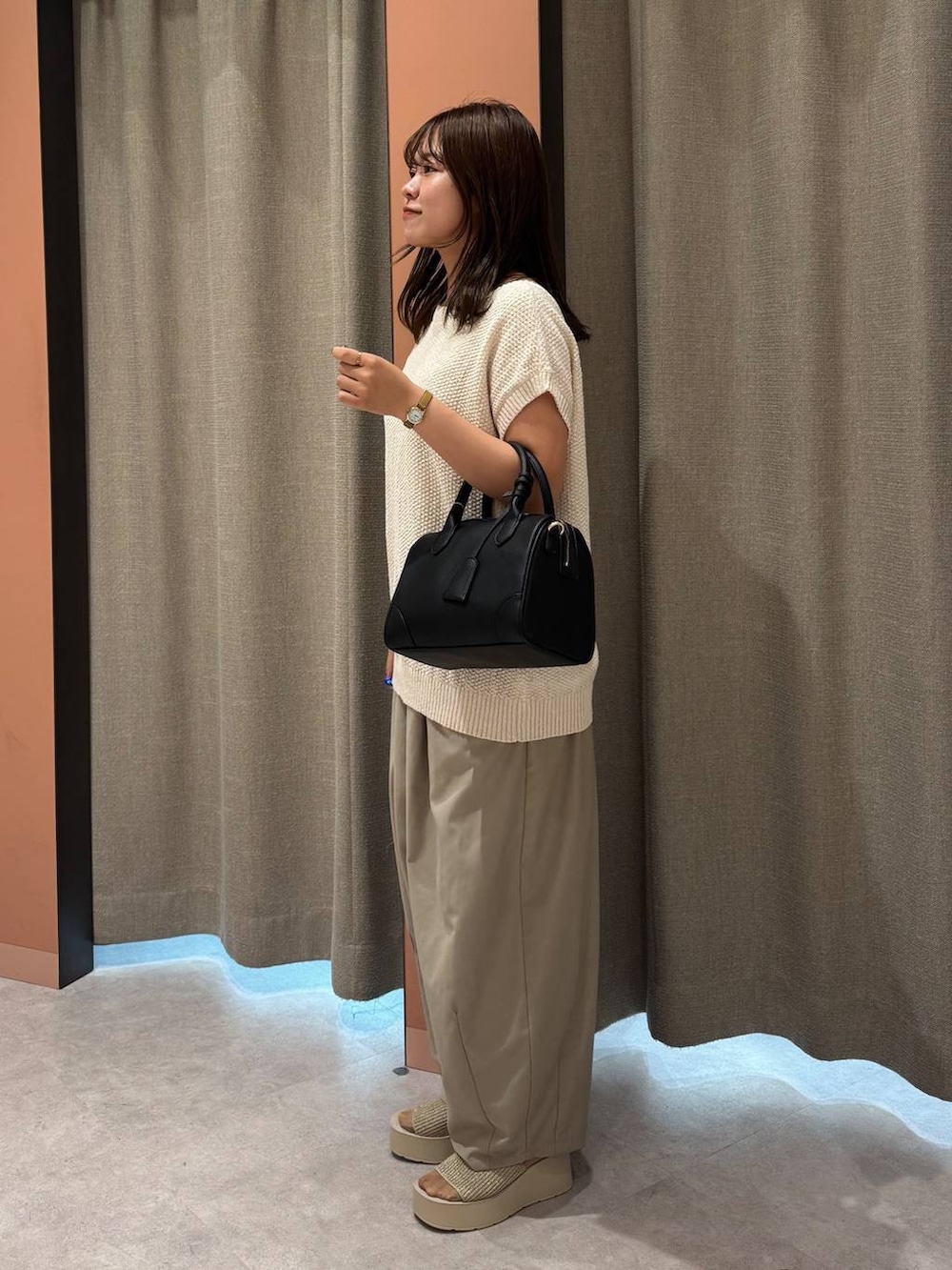 「女子ウケ、着痩せ・細見え、ガーリー、ローリーズスタイル_LOWRYS FARM、着痩せ、LOWRYS FARM、淡色コーデ、新作、きれいめカジュアル」｜「LOWRYS FARMのイージーワイドカーブパンツ 327286（その他パンツ、ベージュ系）」を使った、ことさん（レディース・155cm）の夏コーディネートの2枚目の写真