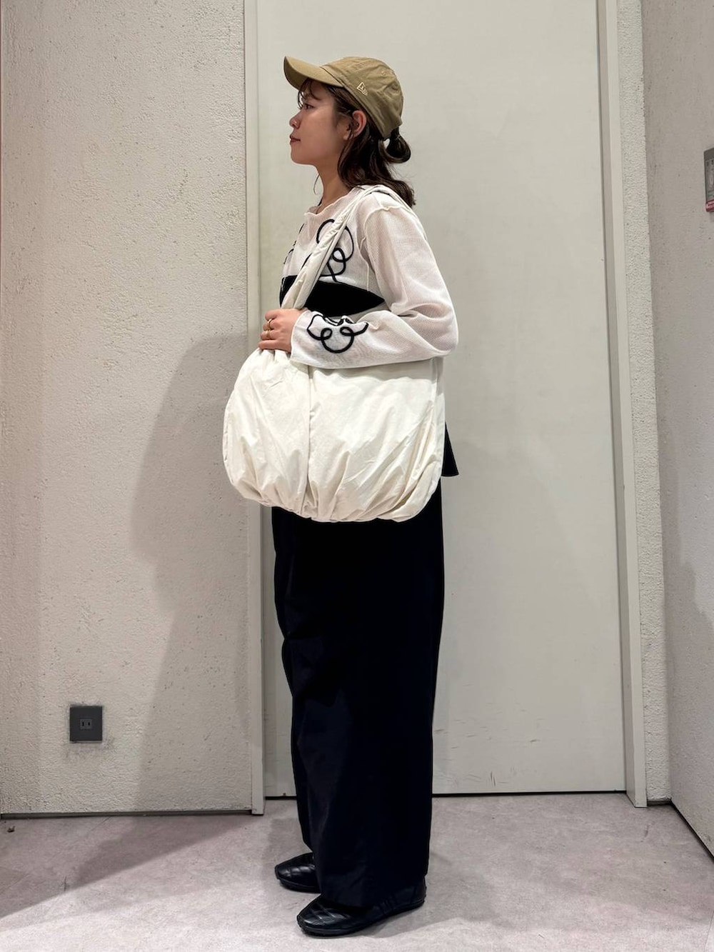 「女子ウケ、着痩せ・細見え、ガーリー、ローリーズスタイル_LOWRYS FARM、着痩せ、LOWRYS FARM、淡色コーデ、新作、きれいめカジュアル」｜「LOWRYS FARMのソフカルギャザーＢＩＧトート　 288137（トートバッグ、ベージュ系）」を使った、ことさん（レディース・155cm）の春コーディネートの2枚目の写真