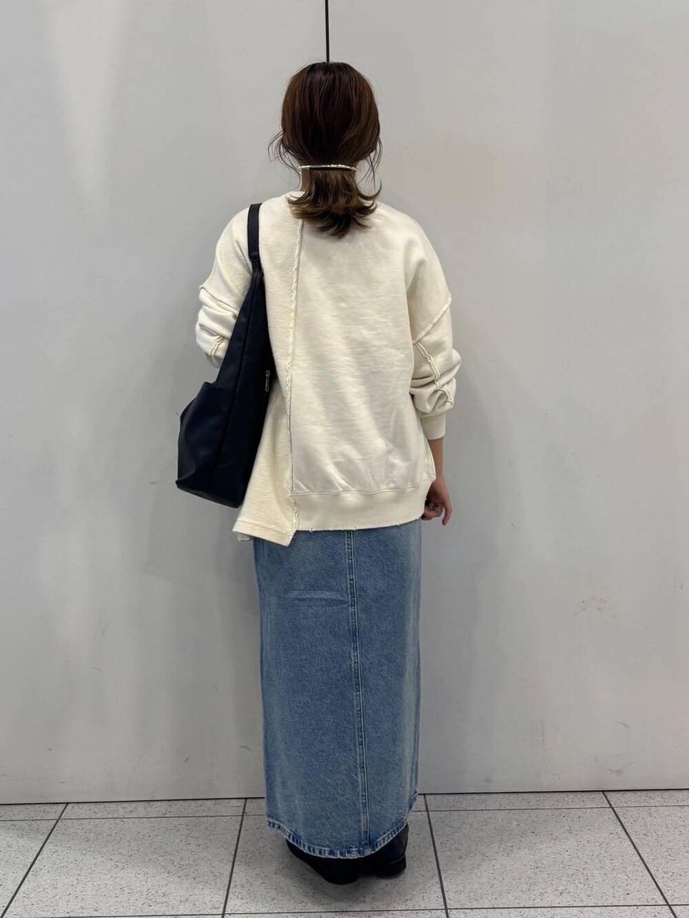 「女子ウケ、着痩せ・細見え、ガーリー、ローリーズスタイル_LOWRYS FARM、着痩せ、LOWRYS FARM、淡色コーデ、新作、きれいめカジュアル」｜「GLOBAL WORKのエアかる厚底ローファー/136031（ローファー、ブラック系）」を使った、ことさん（レディース・155cm）の春コーディネートの3枚目の写真
