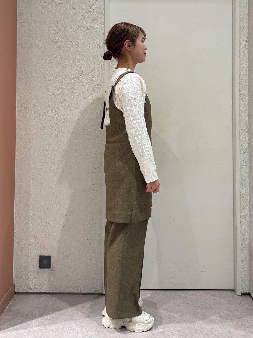 「女子ウケ、着痩せ・細見え、ガーリー、ローリーズスタイル_LOWRYS FARM、着痩せ、LOWRYS FARM、淡色コーデ、新作、きれいめカジュアル」｜「LOWRYS FARMのジャガードフリンジＬＳ　102891（Tシャツ/カットソー、ベージュ系）」を使った、ことさん（レディース・155cm）の春コーディネートの4枚目の写真