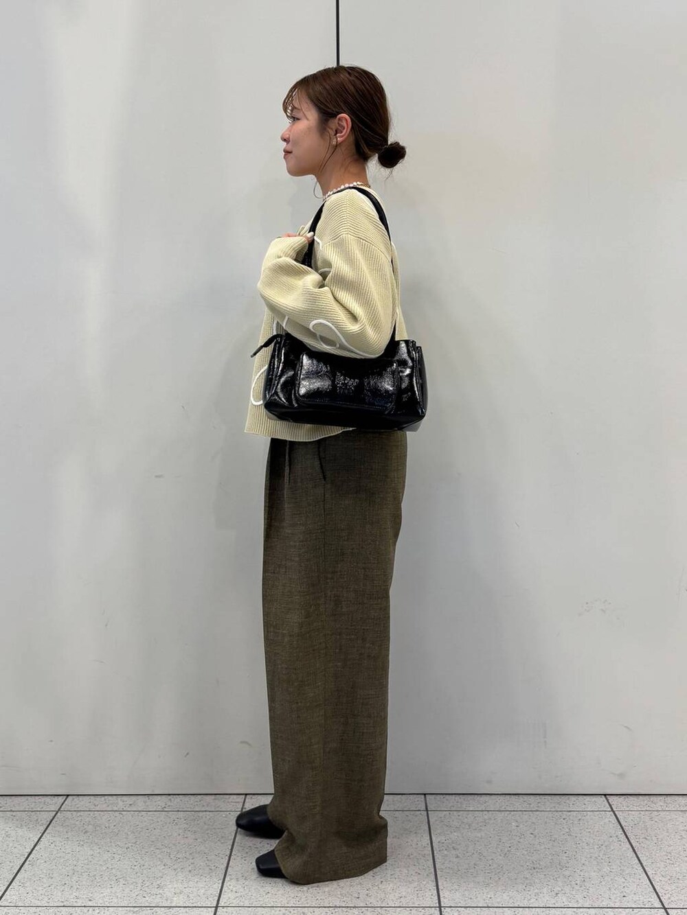 「女子ウケ、着痩せ・細見え、ガーリー、ローリーズスタイル_LOWRYS FARM、着痩せ、LOWRYS FARM、淡色コーデ、新作、きれいめカジュアル」｜「LOWRYS FARMの４ＲＯＯＭショルダーＢＡＧ138730（ショルダーバッグ、ブラック系）」を使った、ことさん（レディース・155cm）の冬コーディネートの2枚目の写真
