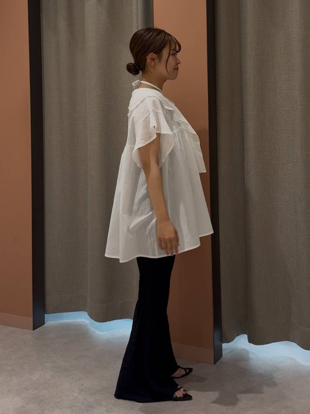 「女子ウケ、着痩せ・細見え、ガーリー、ローリーズスタイル_LOWRYS FARM、着痩せ、LOWRYS FARM、淡色コーデ、新作、きれいめカジュアル」｜「LOWRYS FARMのポインテッドナローサンダル  287486（サンダル、ブラック系）」を使った、ことさん（レディース・155cm）の春コーディネートの4枚目の写真